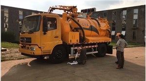 強力吸污車